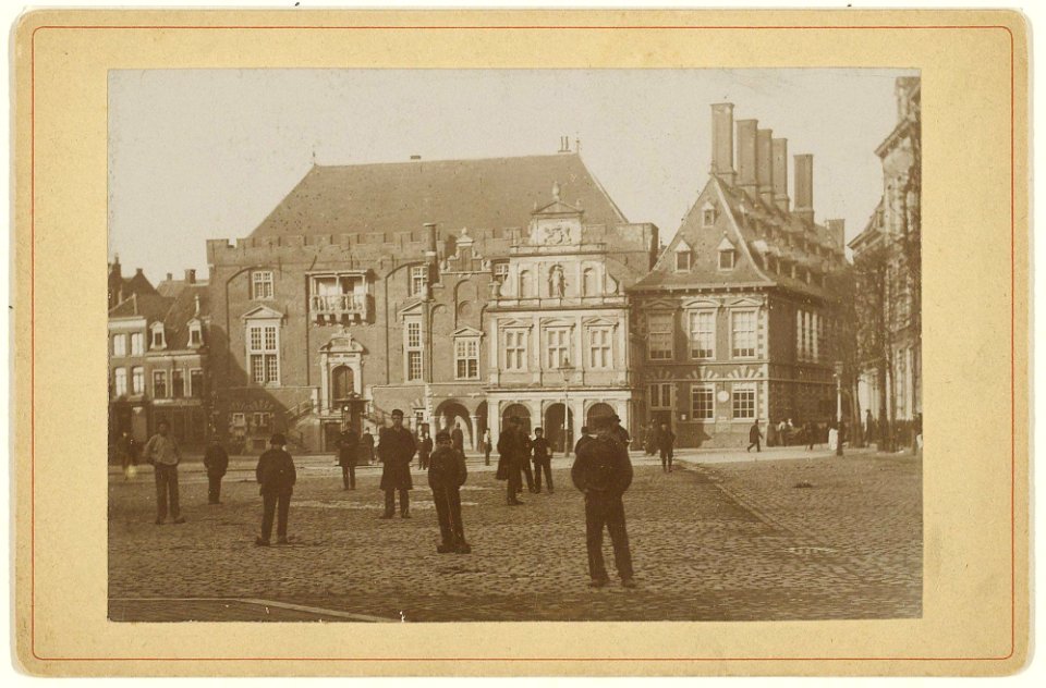Het stadhuis aan de Grote Markt, ziende naar het westen, ±1890, Inventarisnummer NL-HlmNHA 07131