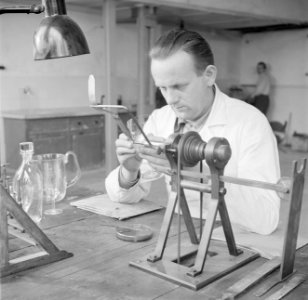 Het slijpen van het glas in de Glasfabriek Leerdam, Bestanddeelnr 254-4025