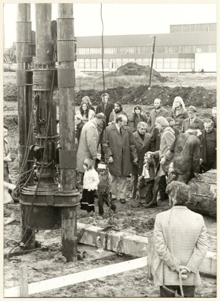 Het slaan van de eerste paal van het woonwagenkamp in de Waarderpolder. NL-HlmNHA 54003777
