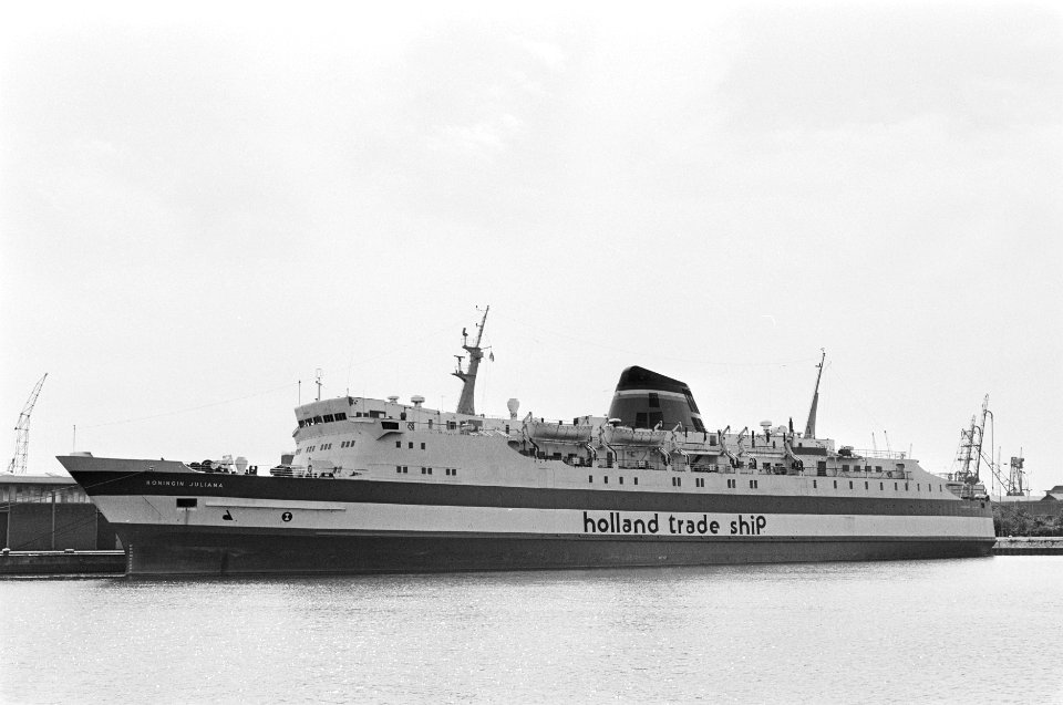 Het voormalige Holland Trade Ship in de Coenhaven in Amsterdam, Bestanddeelnr 933-3975