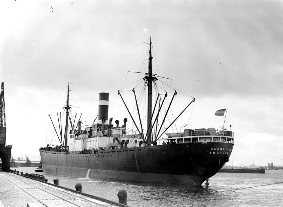 Het vrachtschip Barneveld (Amsterdam) wordt gesleept door de sleepboot Amsterdam, Bestanddeelnr 255-8644