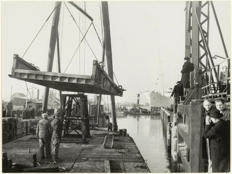 Het verwijderen van de brugdekken van de brug over de Grote Sluis in Spaarndam. Dit in verband met de doorvaart van het motorschip Safi, gebouwd bij de Haarlemse Scheepsbouw Maatschappij