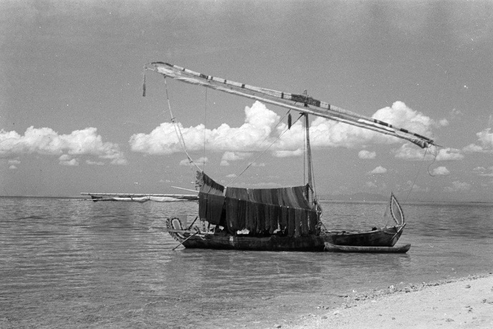 Het VK-KNIL maakte met landingsvaartuigen een uitstapje naar het eiland Hoorn in, Bestanddeelnr 1688-1-1