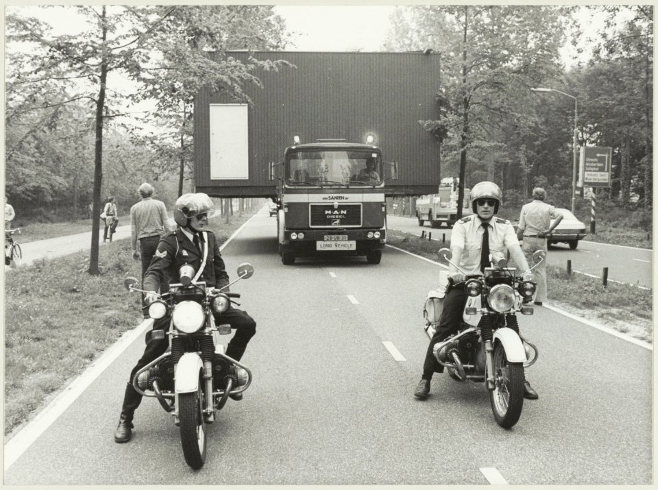 Het vervoer van een noodschoollokaal, door de firma van Santen, van de Spaarne Scholengemeenschap in Schalkwijk naar de Coornhert scholengemeenschap aan de Lyceumlaan. Het transport op de Spanjaardsla