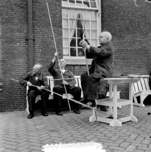 Het visseizoen nadert. Voorbereiding in oude mannenhuis, Bestanddeelnr 905-7447