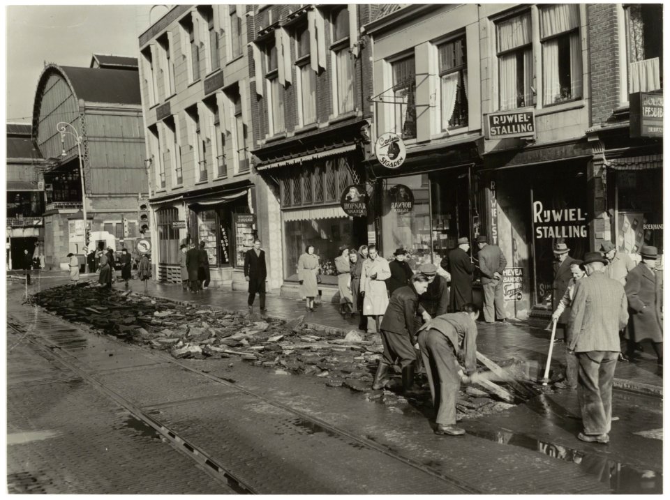 Het verwijderen van de tramrails in de Kruisweg, na de opheffing van de NZH stadstram in 1948. NL-HlmNHA 54010616