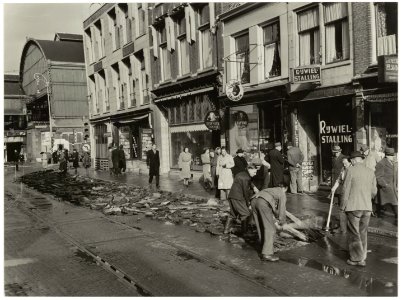 Het verwijderen van de tramrails in de Kruisweg, na de opheffing van de NZH stadstram in 1948. NL-HlmNHA 54010616