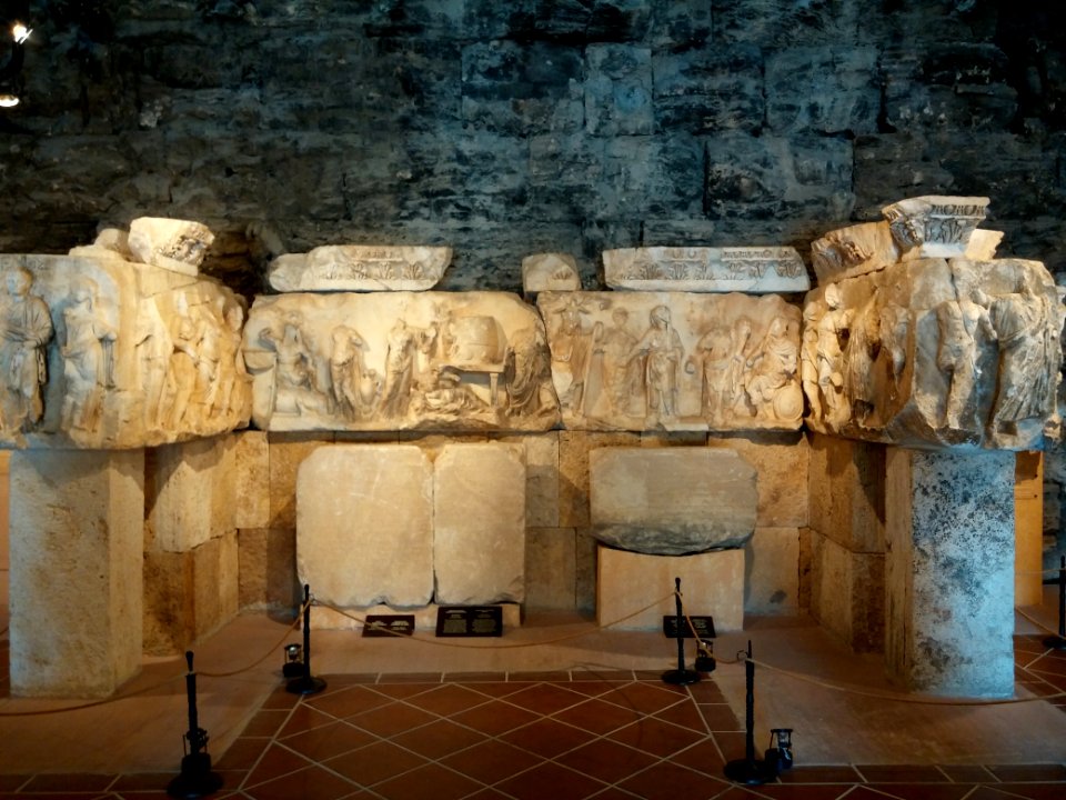 Hierapolis Tiyatrosu Buluntuları Salonu'nun bir kısmı