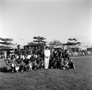 Het voetbalteam in Paramaribo met in het midden overste Boogh, Bestanddeelnr 252-6905