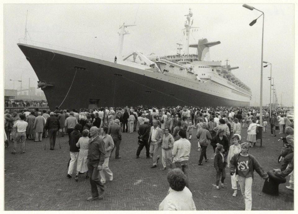 Het vertrek naar zee van de Norway, v.h. France, uit de Noordersluis. Het schip is gesloopt in 2007 op een strand bij Alang, India. Oriëntatie ziende naar het oosten vanaf de Middenslui, NL-HlmNHA 54016578