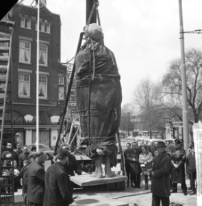 Het verzetsmonument genaamd Ongebroken Verzet, wordt aan de Westersingel te Rott, Bestanddeelnr 917-7060