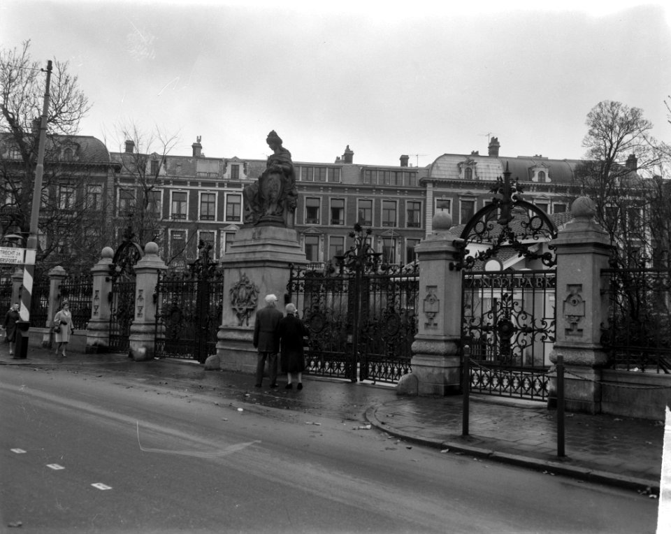 Het Vondelpark in Amsterdam wegens opdooi gesloten, Bestanddeelnr 914-9031