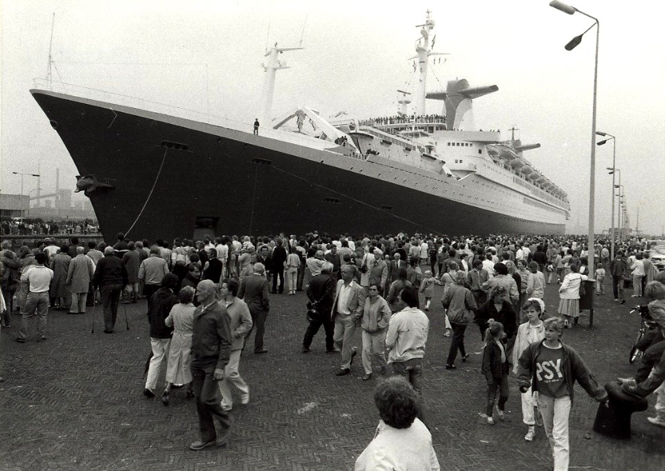 Het vertrek van de Norway, het grootste passagierschip ter wereld. Aangekocht in 1985 van United Photos de Boer bv. - Negatiefnummer 24328 k 35. - Gepubliceerd in het Haarlems Dagblad van 30, NL-HlmNHA 54016578