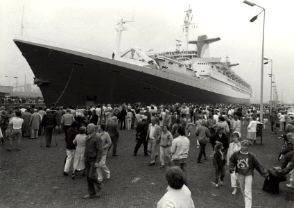 Het vertrek van de Norway, het grootste passagierschip ter wereld. Aangekocht in 1985 van United Photos de Boer bv. - Negatiefnummer 24328 k 35. - Gepubliceerd in het Haarlems Dagblad van 30, NL-HlmNHA 54016578