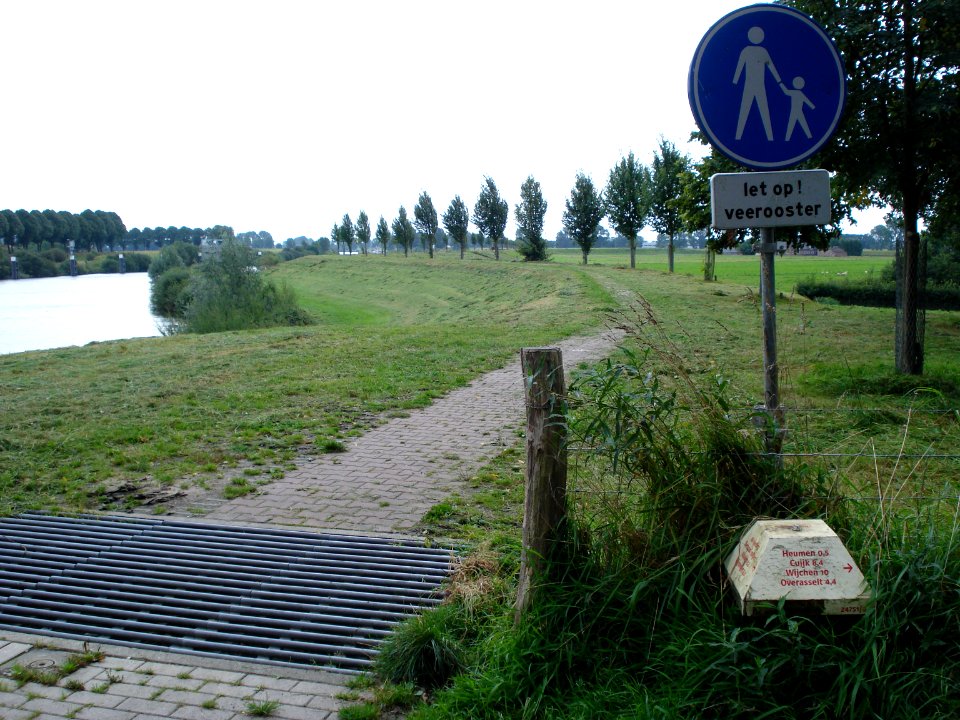 Heumen (Gld, NL), Hiking path on the dike of the Maaswaalkanaal
