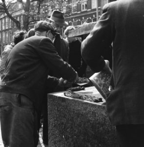 Het verzetsmonument genaamd Ongebroken Verzet, wordt aan de Westersingel te Rott, Bestanddeelnr 917-7061