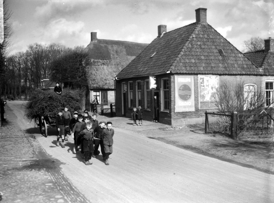 Het verzamelen van hout voor paasvuren, Bestanddeelnr 901-6027