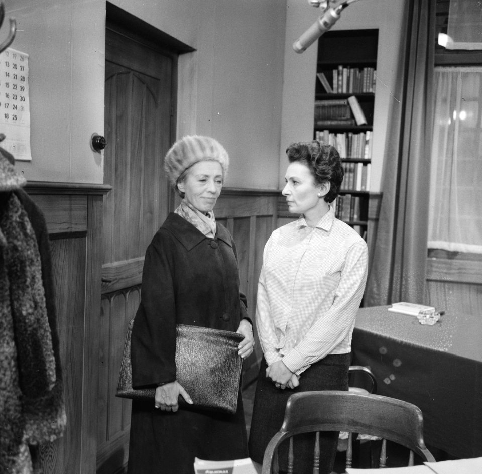 Het vijfde slachtoffer TV-stuk, scene links Enny Meunier en rechts Liane Saalbor, Bestanddeelnr 918-6237
