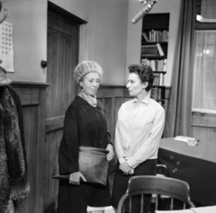 Het vijfde slachtoffer TV-stuk, scene links Enny Meunier en rechts Liane Saalbor, Bestanddeelnr 918-6237