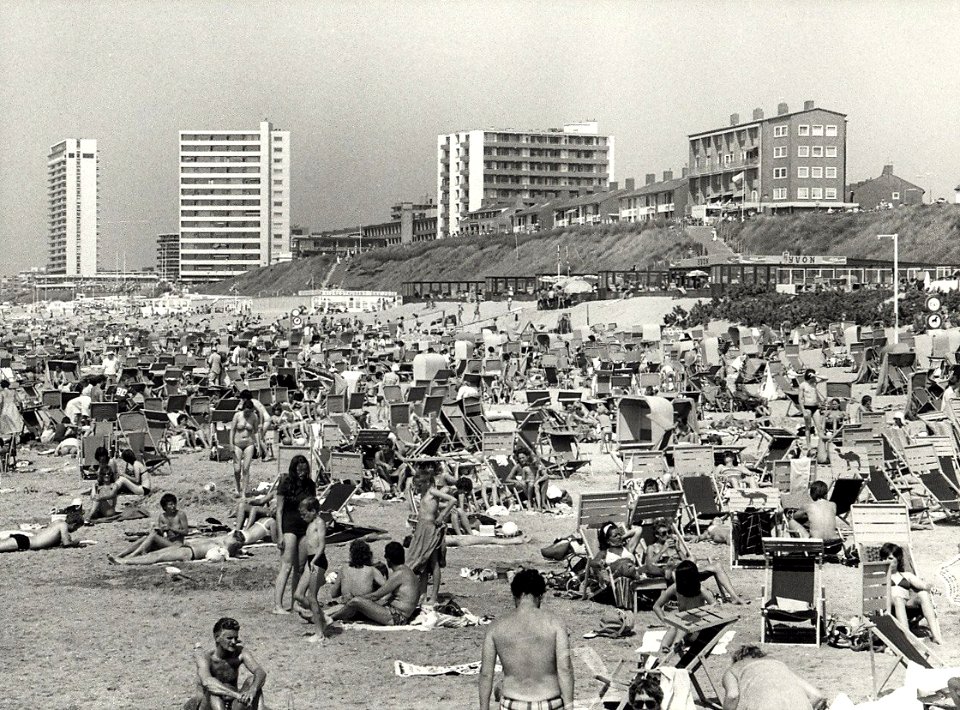 Het strand bij de Boulevard Paulus Loot, ziende naar het noorden, met links op de foto Hotel Bouwes. Aangekocht van fotograaf C. de Boer. - Negatiefnummer 20929 k 19. - Gepubliceerd in het H, NL-HlmNHA 54012252
