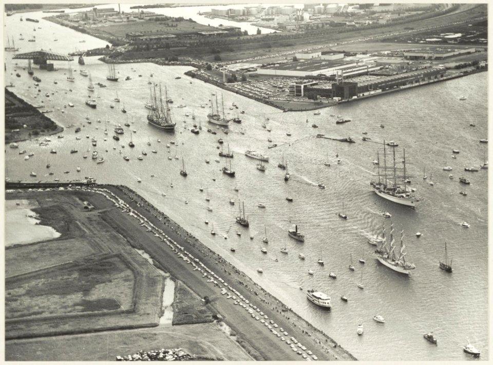 Het vertrek van de Sail '80 vloot uit Amsterdam op weg naar IJmuiden, een gedeelte van de parade bij de Hembrug te Amsterdam. De 13 grootste zeilschepen ter wereld namen deel aan Sail '80. NL-HlmNHA 54011387