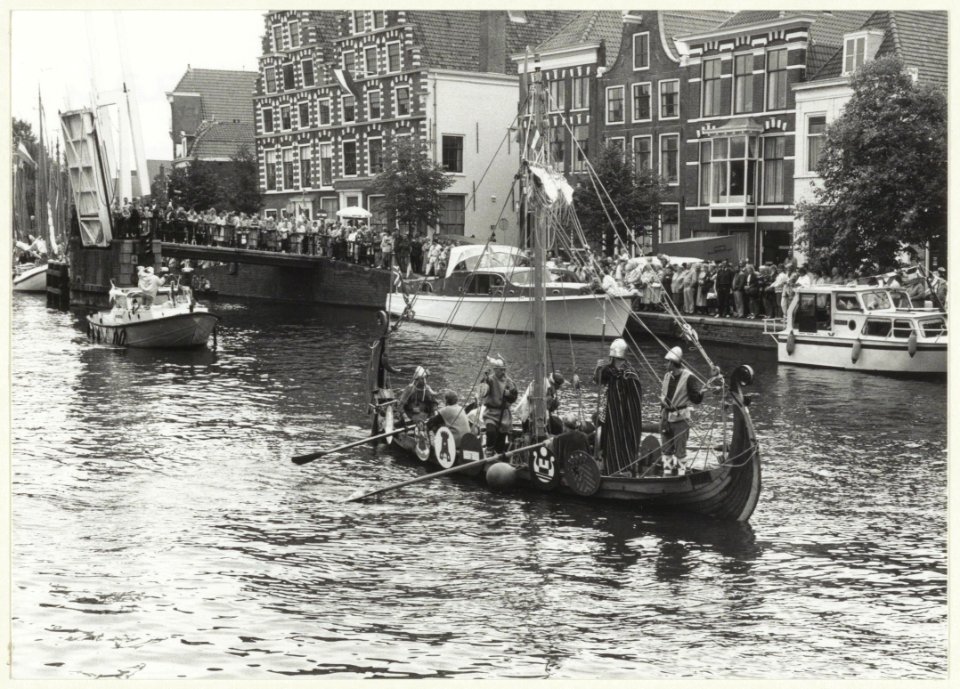 Het vikingschip de Orm nam deel aan de Damiatetocht op het Spaarne. NL-HlmNHA 54023482