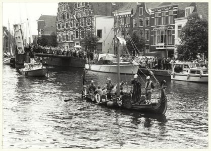 Het vikingschip de Orm nam deel aan de Damiatetocht op het Spaarne. NL-HlmNHA 54023482