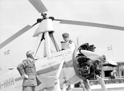 Het tanken van de Cierva autogiro PH-HHH (Donna Dulcinea) van de Nederlandse Luc, Bestanddeelnr 255-8635