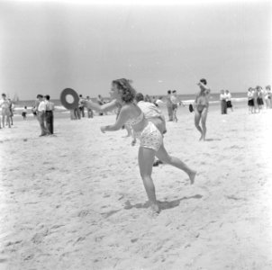 Het strand bij de strandboulevard van Tel Aviv met een dame in badkostuum tijden, Bestanddeelnr 255-1376