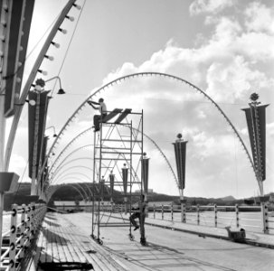 Het versieren van de Emmabrug in Willemstad, Bestanddeelnr 252-2843