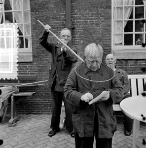 Het visseizoen nadert. Voorbereiding in oude mannenhuis, Bestanddeelnr 905-7448