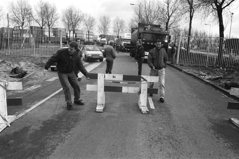 Havenstaking in stukgoedsector in Rotterdam postende stakers verwijderen blokka, Bestanddeelnr 933-8717