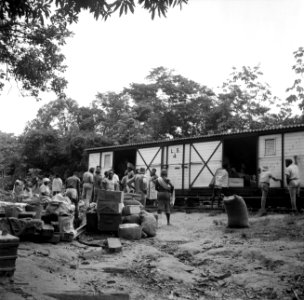 Het uitladen van de goudveldentrein in Kabelstation, Bestanddeelnr 252-5955