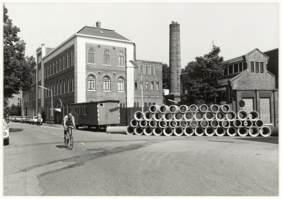 Het voormalig PEN-complex aan de Korte Kleverlaan bij de Verbindingsweg. NL-HlmNHA 54015455