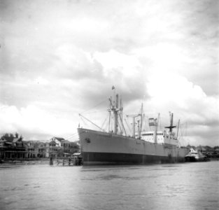 Het vrachtschip Alcoa in de haven van Paramaribo, Bestanddeelnr 252-6179
