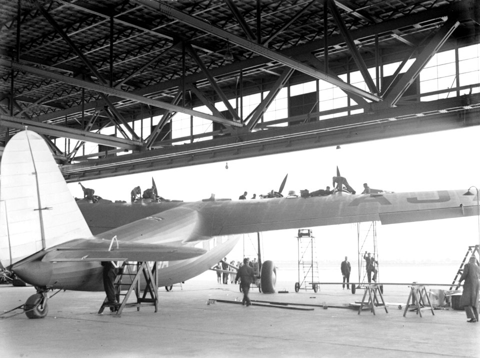 Het vliegtuig Arend van Fokker in een hangar op Schiphol, Bestanddeelnr 190-0073