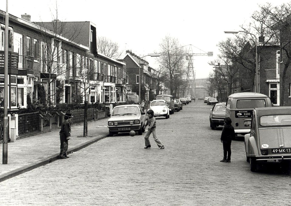 Het tweede deel van de Obistraat gelegen tussen de Ternatestraat en de Spaarndamseweg, ziende naar het Oosten, op de achtergrond Conrad-Stork. Eerste zijstraat rechts is het tweede deel van , NL-HlmNHA 54010752