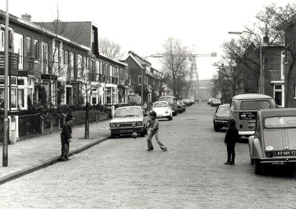 Het tweede deel van de Obistraat gelegen tussen de Ternatestraat en de Spaarndamseweg, ziende naar het Oosten, op de achtergrond Conrad-Stork. Eerste zijstraat rechts is het tweede deel van , NL-HlmNHA 54010752