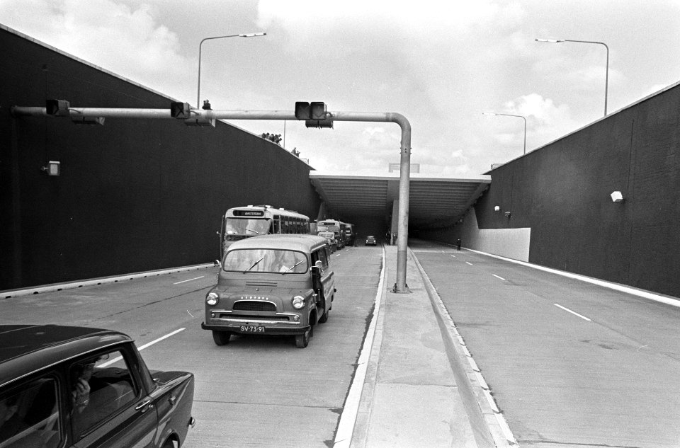 Het verkeer gaat de Coentunnel in, Bestanddeelnr 919-2739