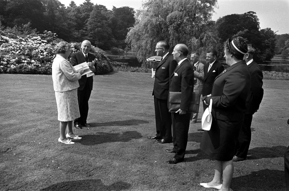 Het vaatje wordt aangeboden aan koningin Juliana, Bestanddeelnr 922-5231