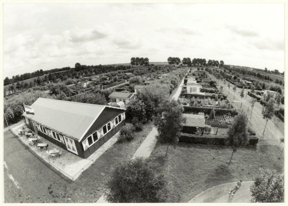 Het tuinencomplex van Poelpoldervreugde met het nieuwe clubhuis. NL-HlmNHA 54032005