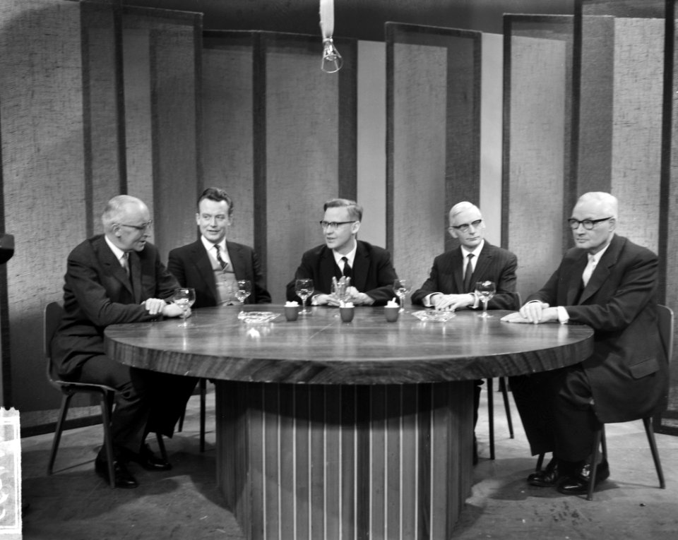 Het TV-forum van de NCRV van links naar rechts burgemeest G. W. van Walsum , dr., Bestanddeelnr 914-7899