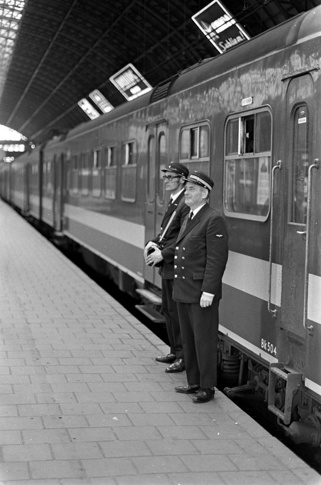 Het treinpersoneel staat naast de trein opgesteld, Bestanddeelnr 921-6260