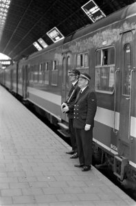 Het treinpersoneel staat naast de trein opgesteld, Bestanddeelnr 921-6260