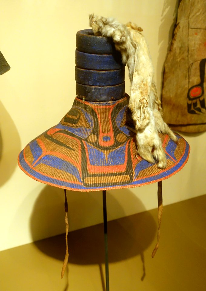 Hat with potlatch rings and ermine belts, Haida, 1881 - Ethnological Museum, Berlin - DSC01075