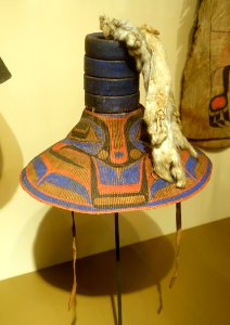 Hat with potlatch rings and ermine belts, Haida, 1881 - Ethnological Museum, Berlin - DSC01075