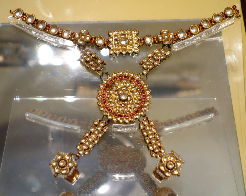 Hathphul (bracelet), India, Rajasthan, probably Jaipur, Mughal period, 18th century, gold, white sapphires, rubies, enamel - Royal Ontario Museum - DSC04563