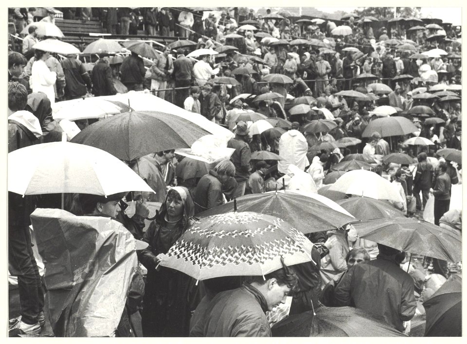 Het verregende publiek in het Haarlemse Honkbalstadion tijdens de Honkbalweek. NL-HlmNHA 54022922