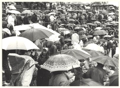 Het verregende publiek in het Haarlemse Honkbalstadion tijdens de Honkbalweek. NL-HlmNHA 54022922