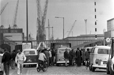 Havenstaking Rotterdam arbeiders hebben autobusjes voor poort van Pakhoed gezet, Bestanddeelnr 923-8245